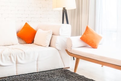 Aprenda como usar almofadas decorativas para sofá
