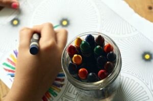 como ensinar cores a uma criança