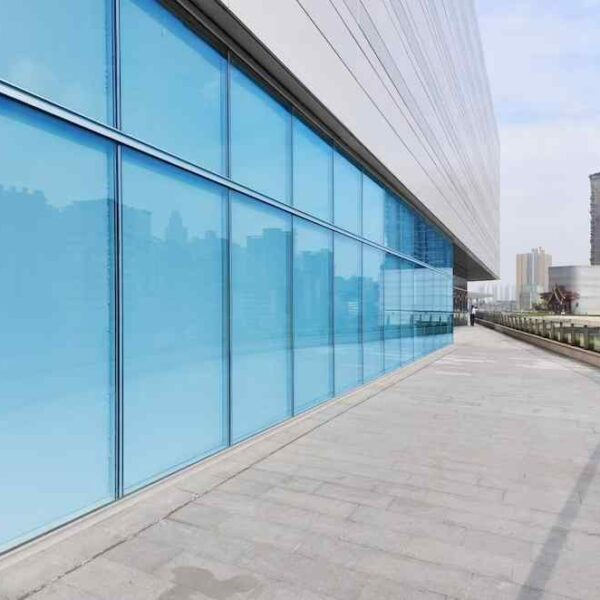 A elegância transparente: Descubra o fascínio e os benefícios de um muro de vidro para sua casa