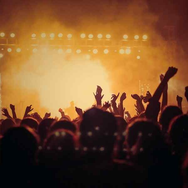 Como se preparar para a The Eras Tour no Brasil Tudo o que você precisa saber sobre a turnê da cantora Taylor Swift que finalmente está vindo para o Brasil Parece que finalmente os fãs brasileiros vão poder cantar todas as músicas da cantora Taylor Swift ao vivo. Depois de muitos anos de espera, os fãs estão enlouquecidos e fazendo todos os planos para ver a artista se apresentar. Taylor vem para o Brasil em novembro e promete movimentar as cidades por onde passar, com shows confirmados em São Paulo e no Rio de Janeiro (vale lembrar que a venda dos ingressos já ocorreu e que esgotaram em questão de minutos). Com a alta demanda de pessoas procurando por ingressos, a cantora anunciou um show extra, o que deixou os fãs ainda mais animados para que novembro chegue logo. Mas antes mesmo da data do show chegar, todos já estão se preparando, seja procurando roupas em promoção ou fazendo as famosas pulseiras da amizade. Abaixo você confere um verdadeiro tutorial de como se preparar para a The Eras Tour aqui no Brasil. Os looks são muito importantes Ir a um show é uma experiência única e tudo fica ainda mais importante, inclusive a roupa que você vai usar, e não seria diferente em um show da Taylor Swift. A maioria dos fãs aposta em roupas com muito brilho e que de alguma forma representam alguma era da cantora ou um álbum em específico. Além disso, se você for ao show com um grupo de amigas, você com certeza vai usar alguma coisa combinando, isso faz muito sucesso. Maquiagens elaboradas e looks dignos de festas muito chiques são quase que obrigatórios para que o show seja uma verdadeira experiência. As famosas pulseiras da amizade Você com certeza já teve uma pulseira da amizade, o item icônico dos anos 2000 é marca registrada entre os fãs da cantora. Basicamente, os fãs fazem diversas pulseiras de amizade com algo relacionado às músicas ou a própria cantora, e o intuito é dar essas pulseiras para os outros fãs no dia do show. Essa é uma maneira de guardar esse dia com você além das fotos e dos vídeos, é um gesto fofo que todos os fãs costumam fazer e é um momento muito aguardado. Se preparar para a fila também é importante Quem é fã sabe como a fila de um show pode ser um verdadeiro caos, por isso é importante se preparar para passar muitas horas esperando os portões abrirem. No dia do show chegue com algumas horas de antecedência para não ficar muito no final da fila, principalmente se você quer ficar perto do palco. Além disso, não se esqueça de se manter muito bem hidratado e alimentado, são muitas horas na fila e o show é longo, você não vai querer correr o risco de passar mal. Faça novas amizades Ir para o show da sua artista favorita é um momento único, e é uma ótima oportunidade de fazer novas amizades, principalmente enquanto você está na fila. Muitas meninas saem de suas cidades para ver um show e isso é muito legal para ter uma ideia de quantas pessoas são apaixonadas por uma artista. Neste momento é legal não se sentir tão sozinho, as pulseiras da amizade também são uma ótima maneira de fazer novos amigos. Aproveite o show Além de tudo isso, o mais importante é que você aproveite de verdade o show, afinal é uma experiência única e que só se vive uma vez. O show é um verdadeiro espetáculo com muitas coisas acontecendo, não se esqueça de aproveitar cada momento e cada música. A sua noite com certeza vai ser inesquecível.