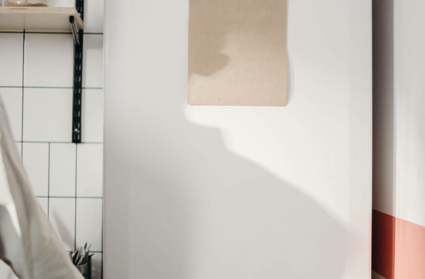 Como tirar prateleira da geladeira Electrolux 3 portas: Passos simples!