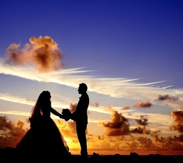 Você está sofrendo por amor? Você quer reconquistar o seu ex ou a sua ex? Você quer saber como trazer a pessoa amada de volta? Então, este artigo é para você. Aqui, eu vou te ensinar como trazer a pessoa amada em 1 dia com simpatia, usando apenas alguns ingredientes simples que você provavelmente tem em casa. Mas, antes de fazer a simpatia, você precisa ter certeza de que essa pessoa realmente te ama e que vocês são compatíveis. Caso contrário, a simpatia pode não funcionar ou até mesmo trazer consequências negativas para você e para a pessoa amada. Como trazer de volta a pessoa amada em 1 dia? Para trazer de volta a pessoa amada em 1 dia, você vai precisar dos seguintes itens: • Uma vela branca • Um pedaço de papel branco • Uma caneta vermelha • Um pote de mel • Uma foto da pessoa amada • Uma fita vermelha Depois de reunir os itens, siga os passos abaixo: 1. Escreva o nome completo da pessoa amada no papel branco com a caneta vermelha. 2. Dobre o papel em quatro partes e coloque-o dentro do pote de mel. 3. Coloque a foto da pessoa amada por cima do papel, dentro do pote de mel. 4. Feche o pote de mel e amarre-o com a fita vermelha, fazendo sete nós. 5. Acenda a vela branca e coloque-a ao lado do pote de mel. 6. Faça uma oração sincera para o seu anjo da guarda e para o anjo da guarda da pessoa amada, pedindo que eles abençoem o seu relacionamento e que façam a pessoa amada voltar para você em 1 dia. 7. Deixe a vela queimar até o fim e guarde o pote de mel em um lugar seguro, onde ninguém possa ver ou mexer. 8. No dia seguinte, entre em contato com a pessoa amada e diga que você quer conversar com ela. Seja gentil, carinhoso e sincero. Mostre que você mudou e que está disposto a fazer o relacionamento dar certo. Simpatia para trazer a pessoa amada em 1 dia Essa simpatia é muito simples, mas muito eficaz para trazer a pessoa amada em 1 dia. Ela usa o poder do mel, que é um ingrediente mágico para adoçar o coração da pessoa amada, e da fita vermelha, que representa o amor e a paixão. Além disso, ela conta com a ajuda dos anjos da guarda, que são os protetores espirituais de cada pessoa. Mas, lembre-se: essa simpatia só funciona se você realmente ama a pessoa e se ela também te ama. Não faça essa simpatia por capricho ou por vingança. Respeite o livre-arbítrio da pessoa e só faça essa simpatia se você tiver certeza de que ela é a sua alma gêmea. Espero que esse artigo tenha te ajudado a trazer a pessoa amada em 1 dia. Se você gostou, compartilhe com os seus amigos, veja mais conteúdos aqui no site e deixe um comentário abaixo. Boa sorte!