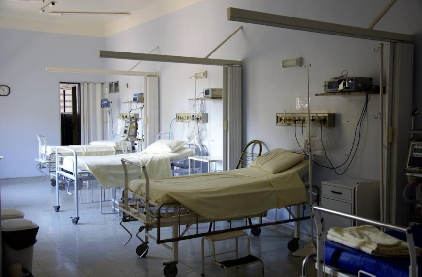 Cama hospitalar em casa: quando utilizar, ajustes e segurança do cuidador